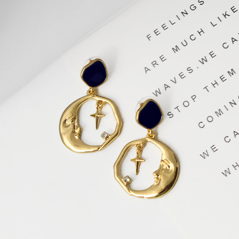 Free-Form Star Moon Earrings in Gold